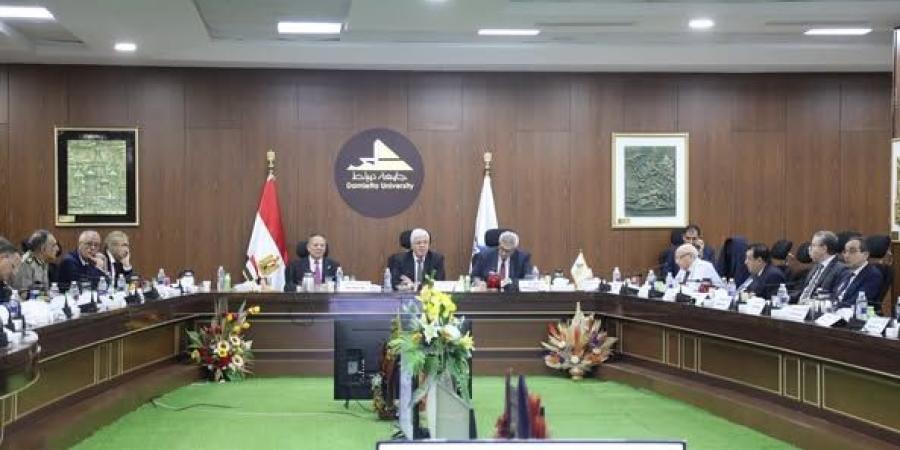 إعفاء أبناء الشهداء والمصابين بعجز كلى من مصروفات الجامعات الحكومية والخاصة والأهلية - هرم مصر