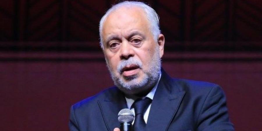 تغريم فتاة 10 آلاف جنيه بتهمة إزعاج أشرف زكي نقيب المهن التمثيلية - هرم مصر
