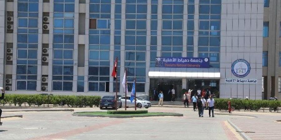 روبوت ذكي يستقبل وزير التعليم العالي خلال افتتاحه الجامعة الأهلية بدمياط - هرم مصر