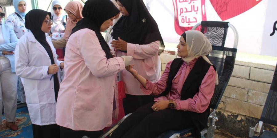 وكيل الصحة ببني سويف تشارك في الإحتفالية باليوم العالمي للدم بالتبرع - هرم مصر