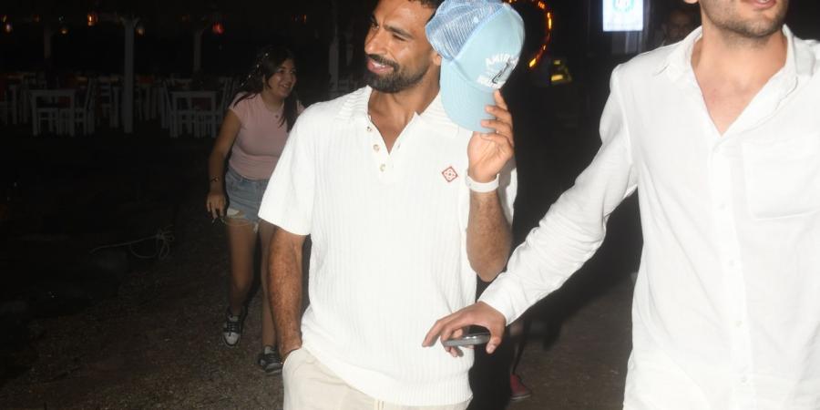 بالصور محمد صلاح يهرب من عدسات المصورين فى بودروم التركية - هرم مصر