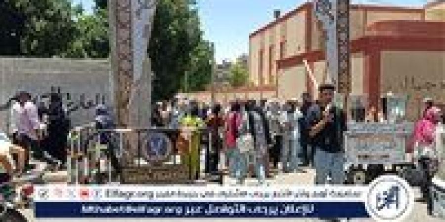 توافد طلاب الثانوية العامة بقنا على لجان امتحان اللغة الإنجليزية - هرم مصر