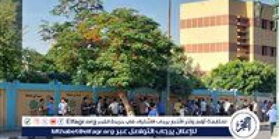 بدء توافد طلاب وطالبات الثانوية العامة بمحافظة أسيوط على اللجان لأداء امتحان اللغة الأجنبية الأولى - هرم مصر