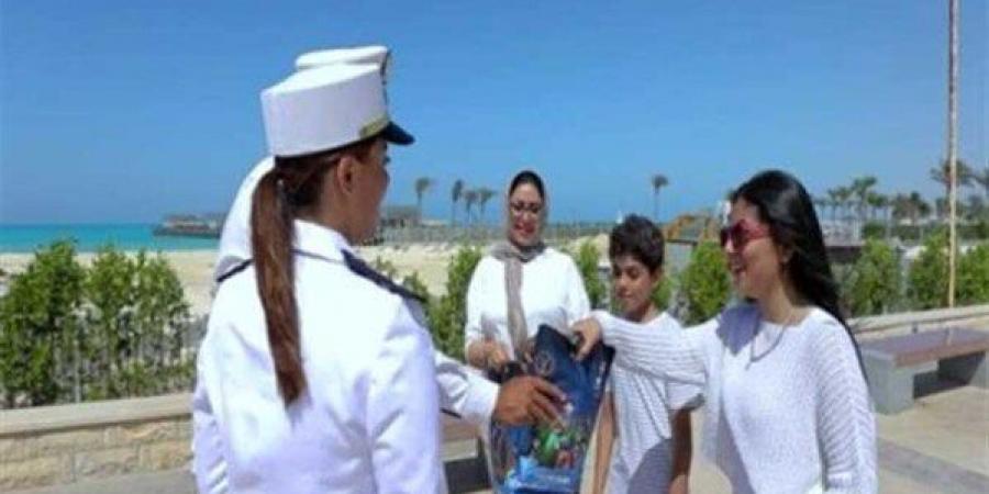 «الداخلية» تشارك المواطنين الاحتفال بذكرى ثورة 30 يونيو وتوزع الهدايا عليهم - هرم مصر