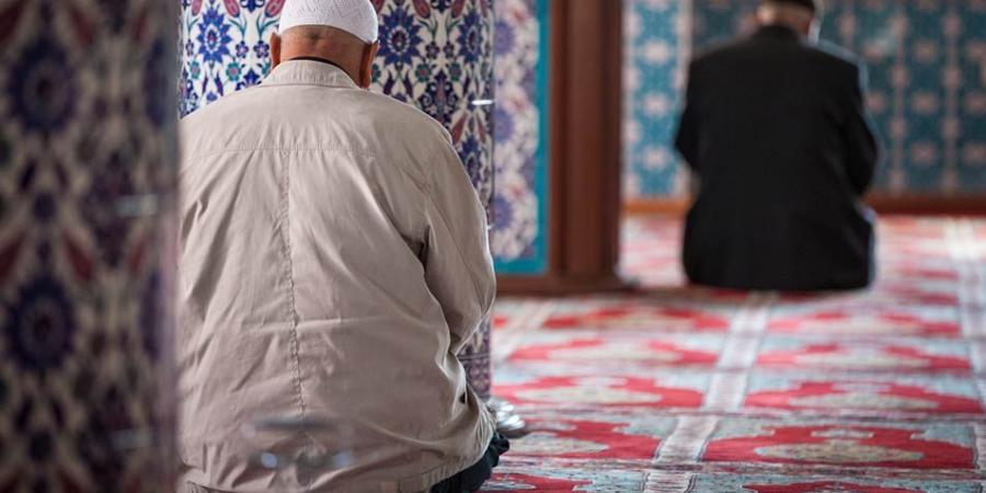 هل يجوز قصر الصلاة أو جمعها بدون عذر؟ الإفتاء تجيب - هرم مصر