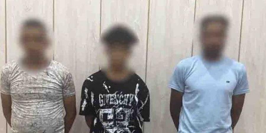 القبض على 3 متهمين بحمل أسلحة بيضاء فى الشارع - هرم مصر