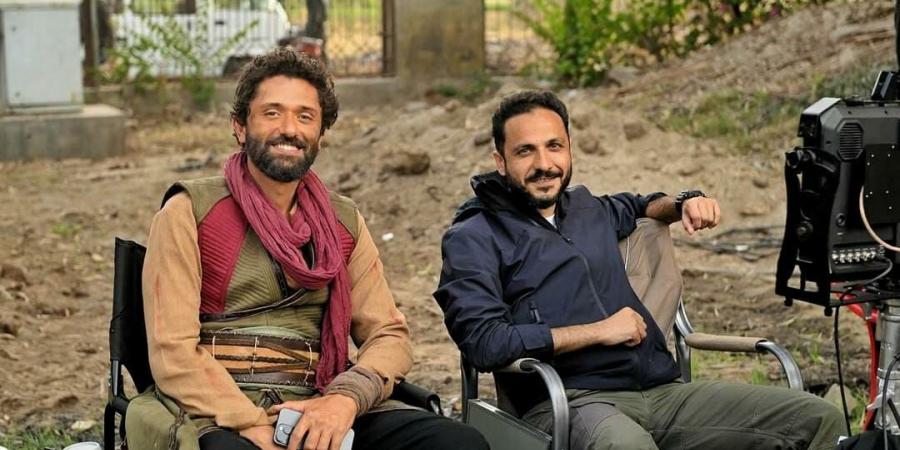 كريم محمود عبدالعزيز يداعب بيتر ميمى من كواليس "مملكة الحرير" - هرم مصر