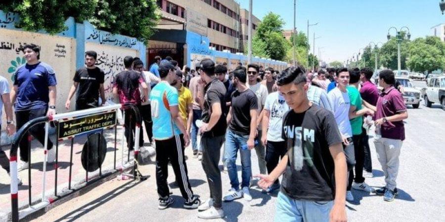 بدء توافد طلاب الثانوية العامة 2025 «النظام القديم» على اللجان الامتحانية - هرم مصر