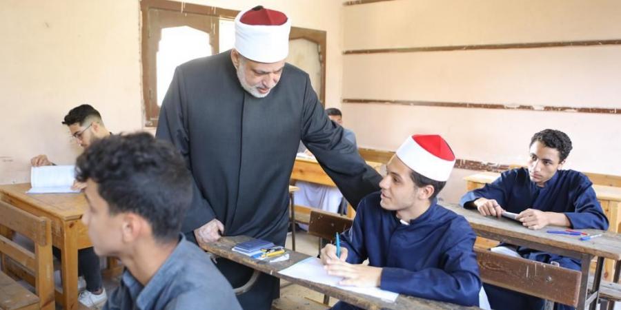 طلاب القسم الأدبي بالثانوية الأزهرية في شمال سيناء يؤدون امتحان مادة التوحيد - هرم مصر