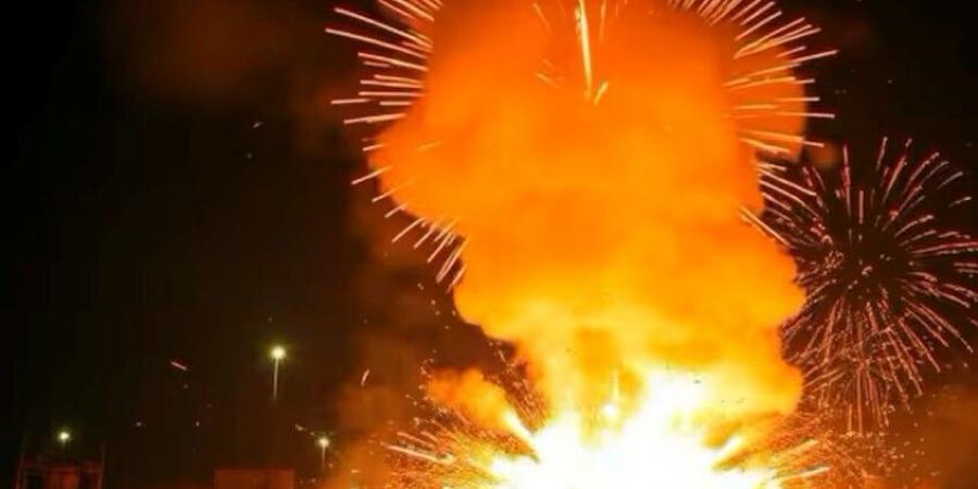 انفجار ضخم في مستودع ألعاب نارية بكاليفورنيا - هرم مصر
