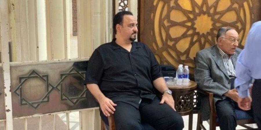 بحضور نجوم الفن.. هشام إسماعيل يستقبل عزاء والدته (صور) - هرم مصر