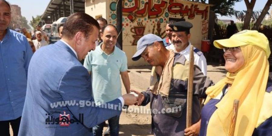  دعم إنساني لعمال النظافة.. محافظ المنوفية يوزع بونات غذائية خلال جولته الميدانية بسيدي خميس - هرم مصر