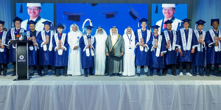 مدارس النجاة احتفت بأوائل الثانوية العامة - هرم مصر