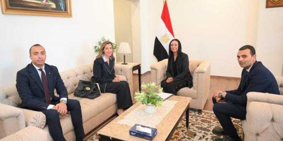 وزيرة التضامن الاجتماعي تلتقي المديرة التنفيذية لصندوق ” قادرون باختلاف” - هرم مصر