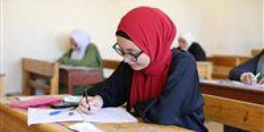 اليوم.. طلاب الثانوية العامة يؤدون امتحاني الكيمياء والجغرافيا في النظامين الجديد والقديم - هرم مصر