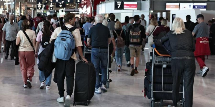 إلغاء 40% من الرحلات الجوية في مطارات باريس بسبب الإضراب - هرم مصر