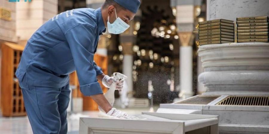 (2,700) لتر من المعقمات لتطهير المسجد النبوي لاستقبال المصلين الجمعة - هرم مصر