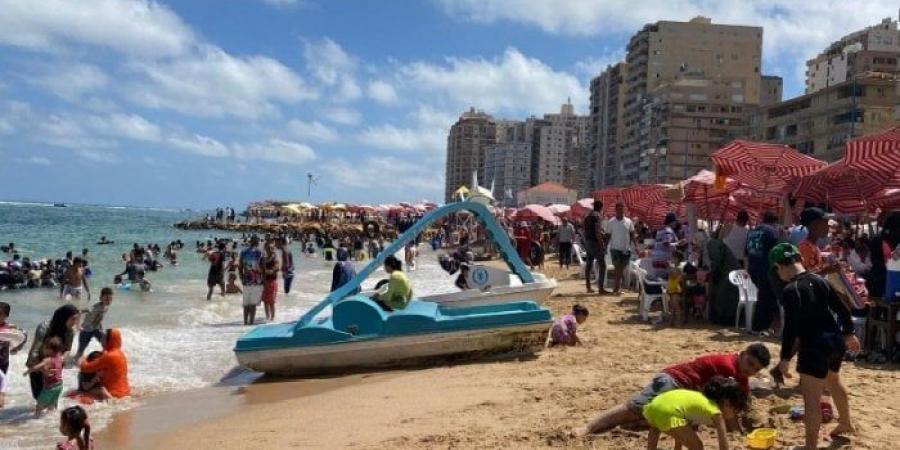 شواطئ الإسكندرية تشهد إقبالًا متزايدًا مع بداية موسم الصيف - هرم مصر