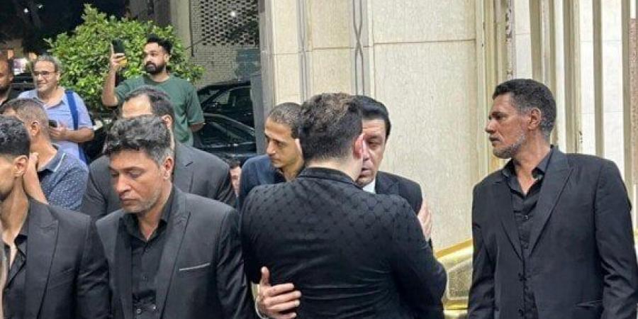 نجوم الغناء يقدمون واجب العزاء في المطرب أحمد عامر بالمهندسين.. صور - هرم مصر