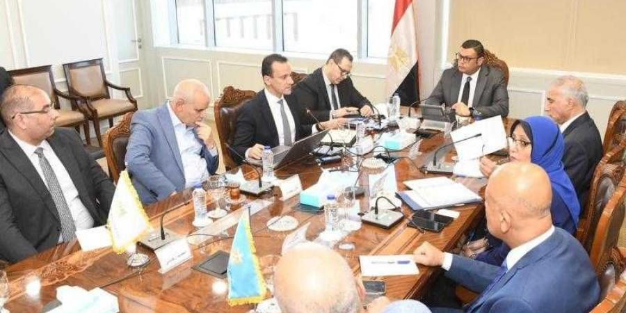وزير الإسكان يعقد اجتماعًا لمتابعة آخر مستجدات إنشاء وحدتي ”تنظيم السوق العقارية” و”تصدير العقار المصري” - هرم مصر