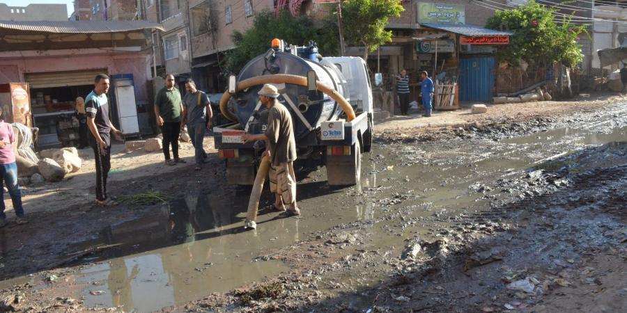 من قرية كفر حجازي.. محافظ الغربية يستمع للمواطنين ويأمر بحلول فورية لمشكلة الصرف والنظافة - هرم مصر