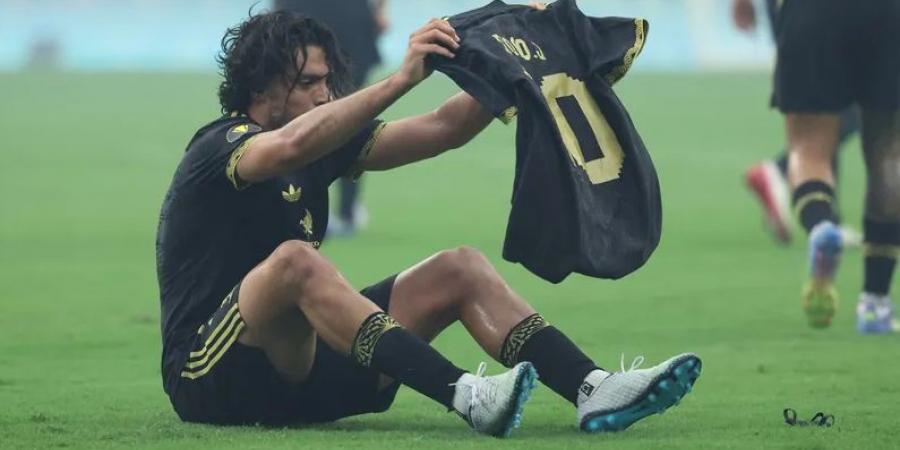 مهاجم المكسيك يكرّم ديوجو جوتا في نهائي الكأس الذهبية فيديو - هرم مصر