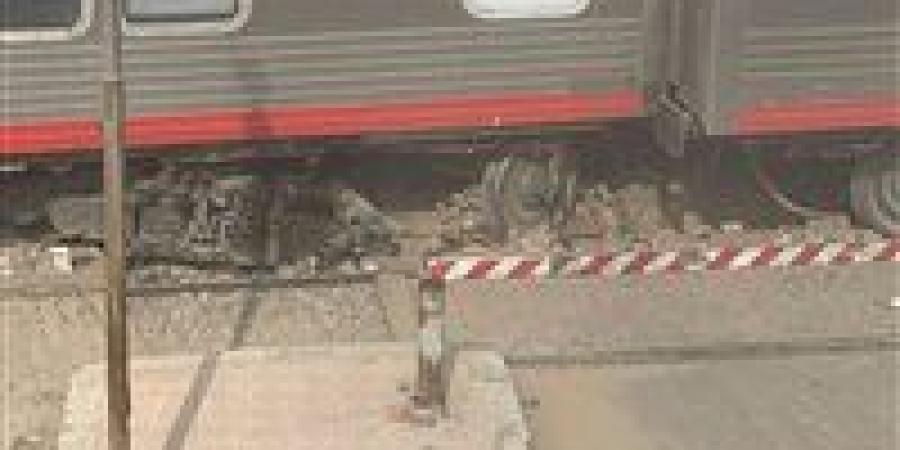 بدء أعمال رفع قطار القاهرة - الإسكندرية بعد خروجه عن القضبان - هرم مصر