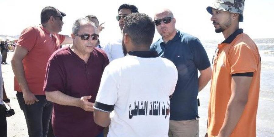 محافظ بورسعيد يتابع زرع أعمدة الطاقة الشمسية بطريق بحري ترعة السلام - هرم مصر