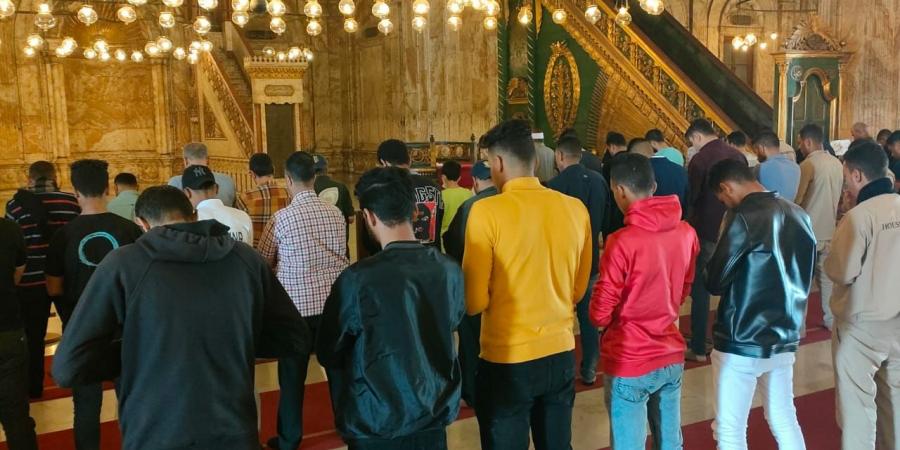 كيف تتم المساواة في الصف بين المصلي قائمًا والجالس على الكرسي؟.. الإفتاء تجيب - هرم مصر