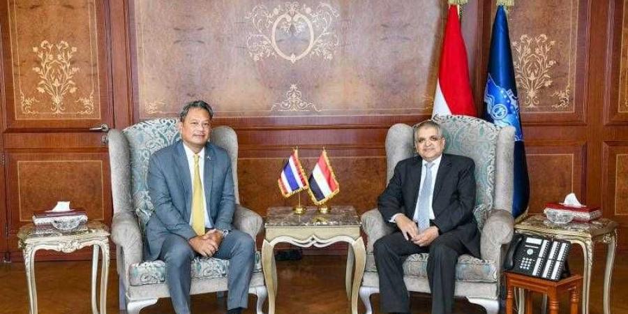 رئيس هيئة قناة السويس يبحث سبل التعاون المشترك مع سفير تايلاند في مجال الخدمات البحرية - هرم مصر