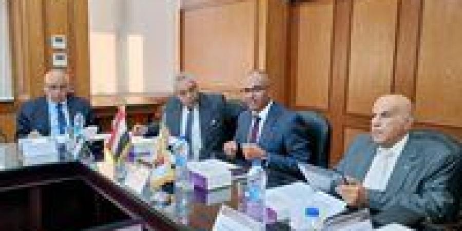 نائب وزير الإسكان يعقد اجتماعًا مع اللجنة التنسيقية العليا لتحديث أكواد مياه الشرب والصرف الصحي - هرم مصر