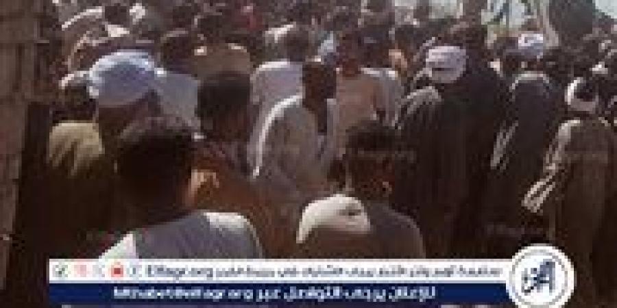 تجمع أهالي دشنا على ضفاف النيل في انتظار استخراج جثامين ضحايا السيارة - هرم مصر