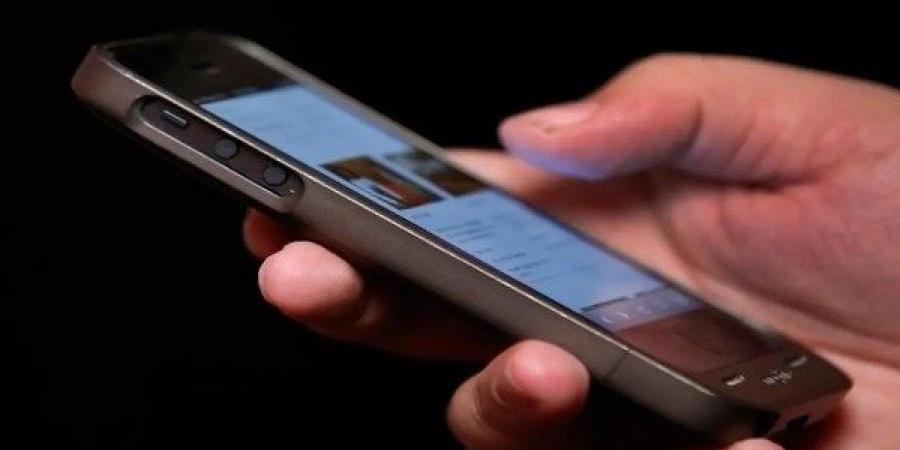 حكم تجسس أحد الزوجين على هاتف الآخر .. الإفتاء توضح - هرم مصر