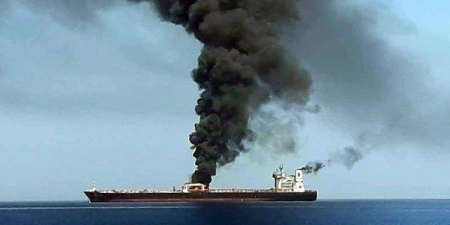تضرر سفينة بعد تعرضها لهجوم بخمس قذائف صاروخية على بعد 51 ميلا بحريا غربي الحديدة - هرم مصر