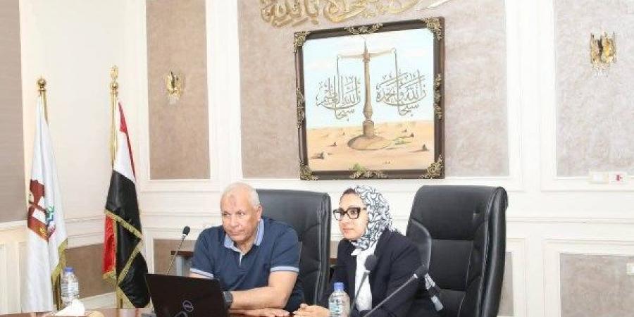 محافظ الوادي الجديد يبحث آليات عمل منظومة ميّكنة صندوق استصلاح الأراضي - هرم مصر