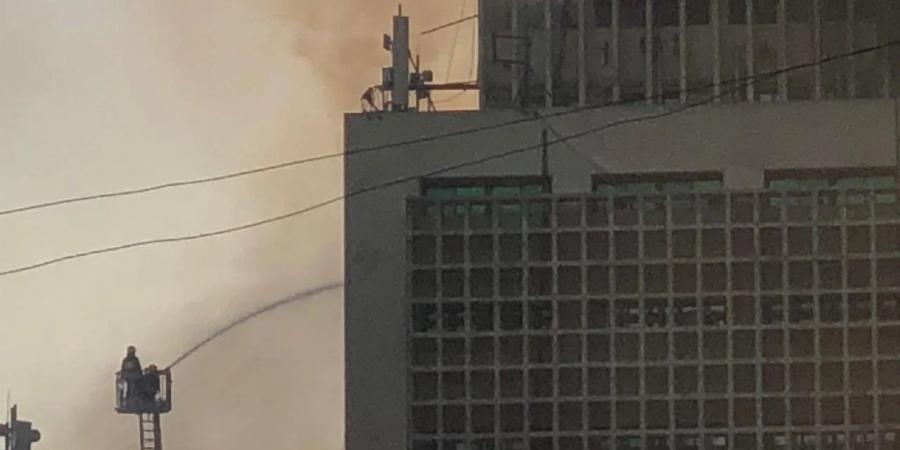 رجال الحماية المدنية يواصلون عمليات التبريد لحريق مبنى سنترال رمسيس - هرم مصر