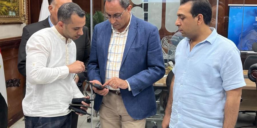 بعد حريق سنترال رمسيس.. محافظ قنا يتابع تطورات انقطاع الاتصالات من شبكة الطوارئ - هرم مصر