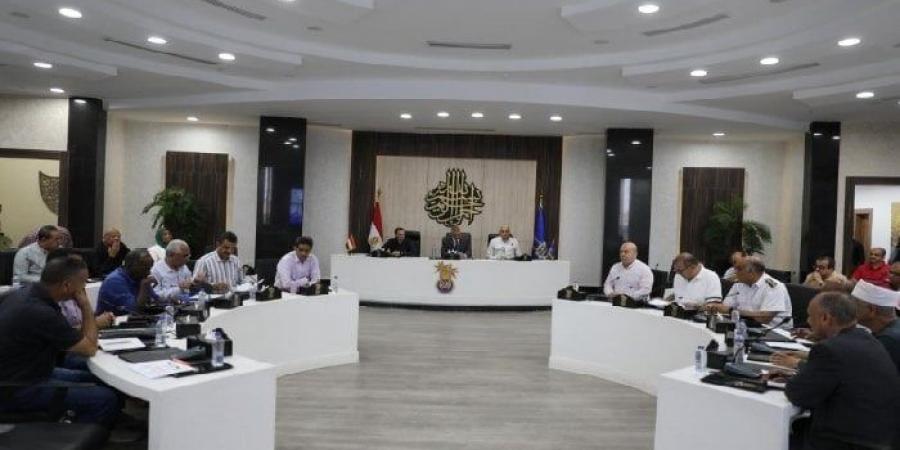 محافظ أسوان يبحث استعدادات المحافظة لانتخابات مجلس الشيوخ - هرم مصر