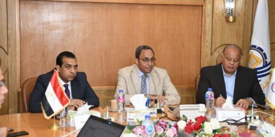 محافظ قنا يستقبل فريق مشروع «حيّنا» لمتابعة مستجدات الإدارة المالية العامة والبنية التحتية - هرم مصر