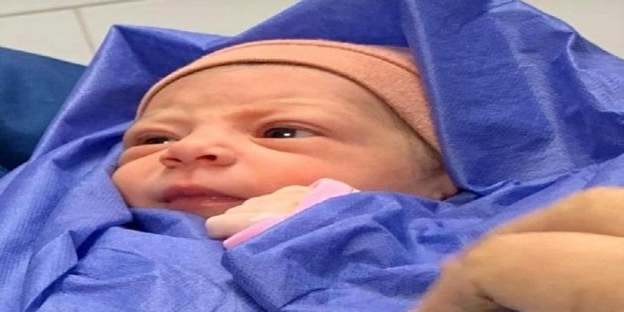 المئات من أهالي بورسعيد يطلبون تبني الطفلة «قمر» بعد نجاتها من محاولة قتل داخل حمام مستشفى - هرم مصر