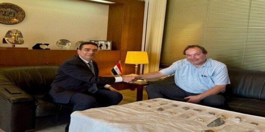 سفير مصر في لاهاي يتسلم قطعًا أثرية تنتمي إلى الحضارة المصرية القديمة من هولندا - هرم مصر