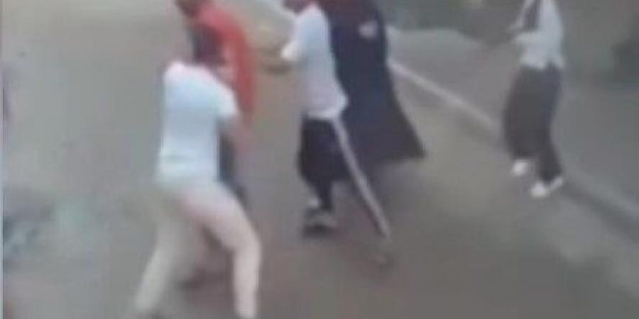 حاولوا يعاكسوها.. ضبط المتهمين بالاعتداء بضرب سيدة في الدقهلية |فيديو - هرم مصر