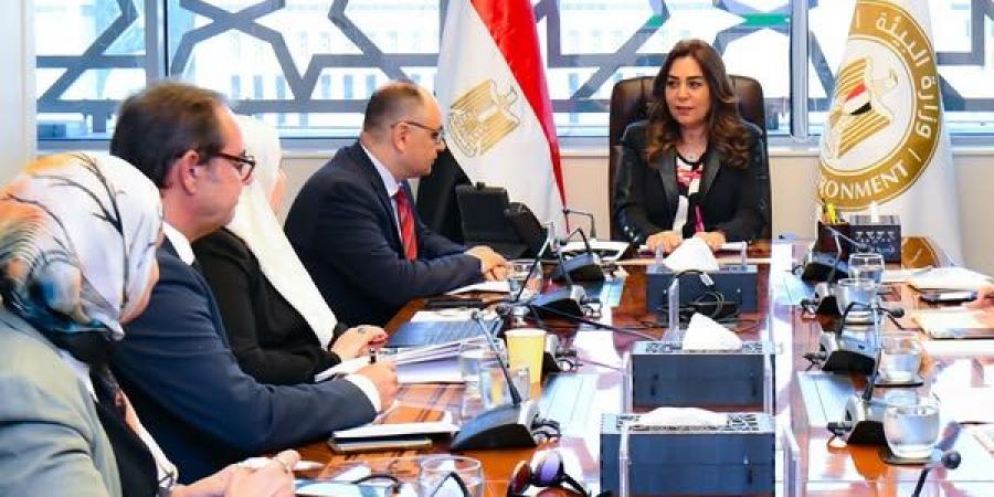 القائم بأعمال وزيرة البيئة تبحث الاستعدادات لمشاركة مصر في قمة المناخ COP30 - هرم مصر