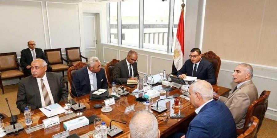 وزير الإسكان يعقد اجتماعًا موسعًا مع رؤساء وممثلي الجهات التابعة للوزارة ويصدر حزمة من التوجيهات لتأمين المنشآت - هرم مصر
