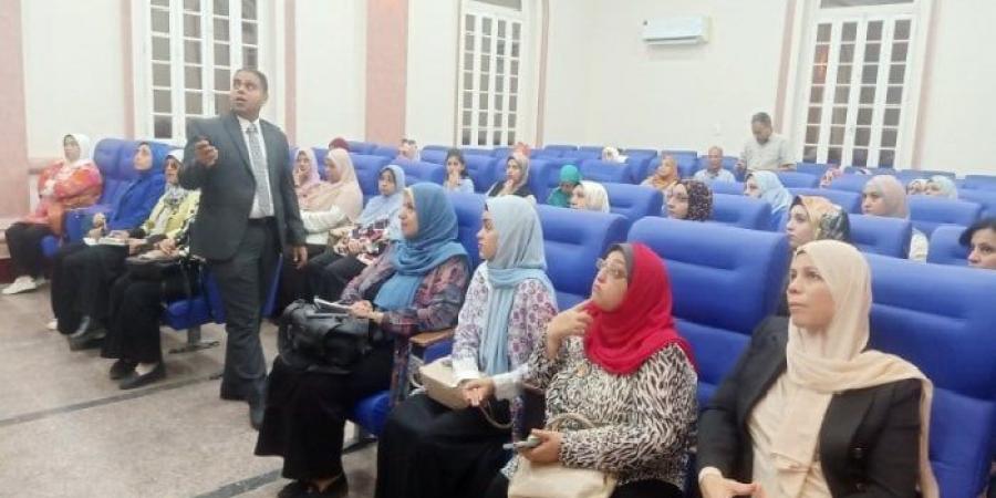 بالتعاون مع الأكاديمية الوطنية للتدريب.. محافظ سوهاج يتابع انطلاق البرنامج التدريبي «المرأة تقود» - هرم مصر