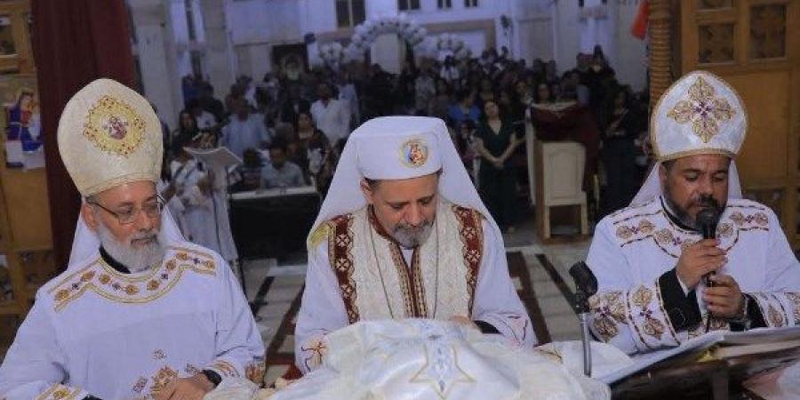 الأنبا بشارة يترأس قداس المناولة الاحتفالية بكاتدرائية أم النعم الإلهية بأبوقرقاص البلد - هرم مصر