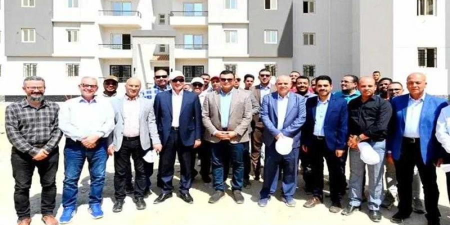وزير الإسكان يتفقد المركز التكنولوجي لخدمة المواطنين بالعبور الجديدة ويتابع موقف مشروعي ”ديارنا” و”سكن لكل المصريين” - هرم مصر