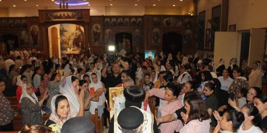 نهضة العذراء ورسامة شمامسة بكنيسة الملاك ميخائيل بأبو المطامير - هرم مصر