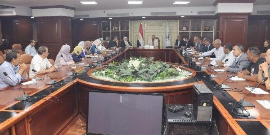 السكرتير العام لبني سويف يجتمع باللجنة التنسيقية لمتابعة سير العمل في ملفات التصالح - هرم مصر