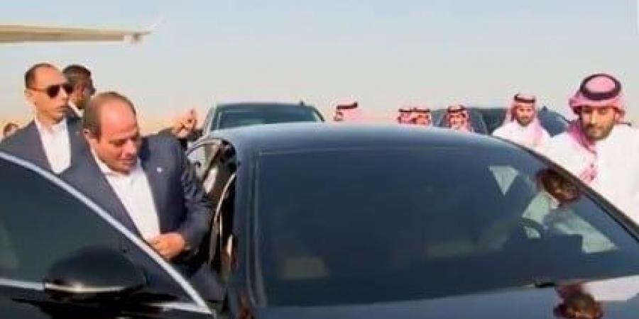 لفتة استثنائية.. «محمد بن سلمان» يقود السيارة لنقل الرئيس السيسي من مطار نيوم - هرم مصر